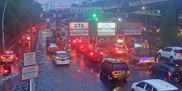 Intensitas Hujan Tinggi, Pengguna Jalan Diimbau Hindari Gerbang Tol Rawamangun