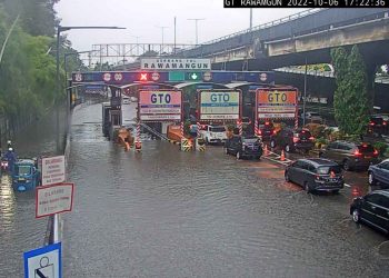 Genangan Air Surut, Gerbang Tol Kembali Beroperasi Normal
