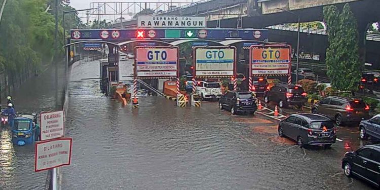 Genangan Air Surut, Gerbang Tol Kembali Beroperasi Normal
