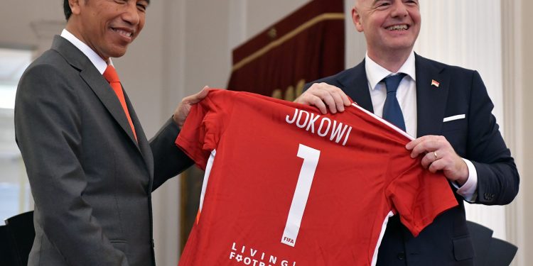Bertemu Jokowi di Istana Merdeka, Presiden FIFA Gianni Sampaikan Simpati Atas Insiden Kanjuruhan