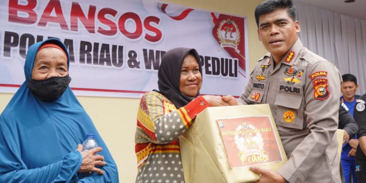 Bidhumas Polda Riau Bersama Wartawan Mitra Gelar Bansos Sempena HUT Humas Polri