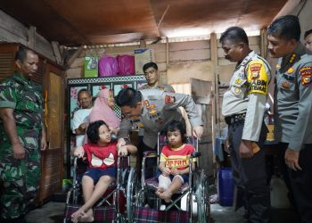 Kapolda Riau Serahkan Bantuan untuk Anak Penderita Tulang Rapuh