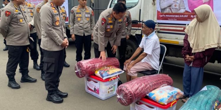 Irjen Iqbal Turun Langsung Serahkan Bantuan Korban Gempa Cianjur