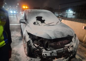 Minibus Terbakar di Off Ramp Jembatan Tiga