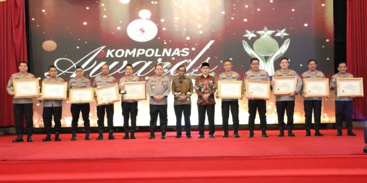 Polda Riau-Polresta Pekanbaru Kompak Sabet Penghargaan Kompolnas Award 2022