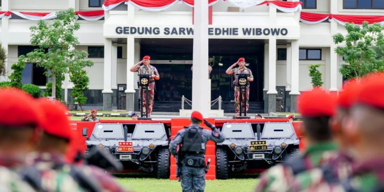 Disematkan Baret Kopassus, Kapolri: Jangan Ragukan Sinergisitas TNI-Polri Jaga NKRI