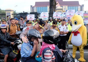 Operasi Lancang Kuning 2023, Kapolda Riau Bagikan Helm kepada Pengendara