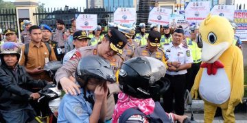 Operasi Lancang Kuning 2023, Kapolda Riau Bagikan Helm kepada Pengendara