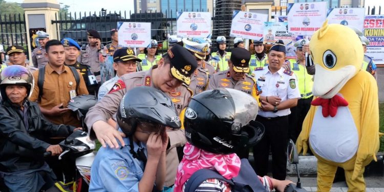 Operasi Lancang Kuning 2023, Kapolda Riau Bagikan Helm kepada Pengendara