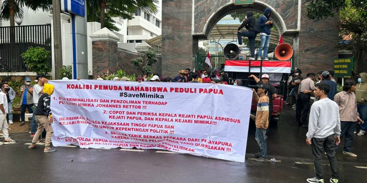 Johannes Rettob Dikriminalisasi, Pendemo Tuntut Bersihkan Oknum Kejari Mimika dan Kejati Papua