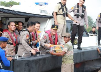 Bagikan Sembako di Sungai Siak, Kapolda Riau Dengarkan Curhatan Nelayan