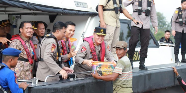 Bagikan Sembako di Sungai Siak, Kapolda Riau Dengarkan Curhatan Nelayan