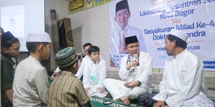 Dokter Rayendra Resmikan Program Pesantren Sehat sekaligus Sukuran Ultah