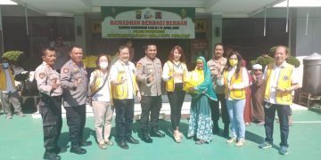 Polsek Pademangan Bersama Warga Ancol Barat Bagikan 100 Paket Sembako