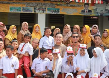 Sambangi SD, Irjen Iqbal-Danrem 031 Wira Bima Peringati Hardiknas