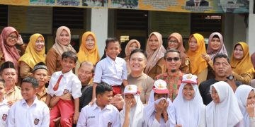 Sambangi SD, Irjen Iqbal-Danrem 031 Wira Bima Peringati Hardiknas