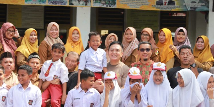 Sambangi SD, Irjen Iqbal-Danrem 031 Wira Bima Peringati Hardiknas