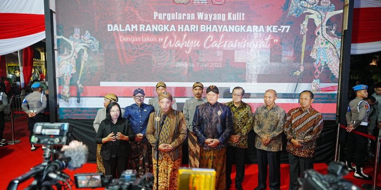 HUT Bhayangkara Nonton Wayang, Kapolri: Sinergisitas TNI, Polri, Rakyat Makin Kuat