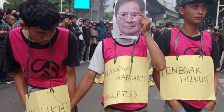 Massa Aksi Desak Kejagung Berani Periksa Airlangga Hartarto