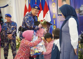 Syukuran Polairud ke-73, Irjen Iqbal dan Istri Peluk Anak Personel yang Gugur Dalam Bertugas