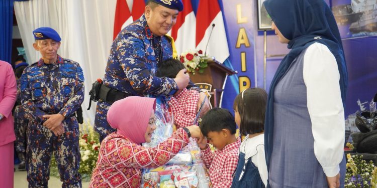 Syukuran Polairud ke-73, Irjen Iqbal dan Istri Peluk Anak Personel yang Gugur Dalam Bertugas