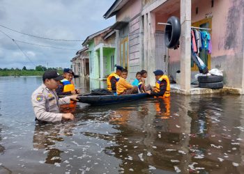 Jalankan Instruksi Kapolda, Personel Batalyon B Brimob Gerak Cepat Bantu Korban Banjir