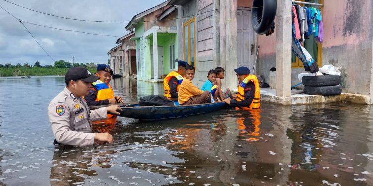 Jalankan Instruksi Kapolda, Personel Batalyon B Brimob Gerak Cepat Bantu Korban Banjir