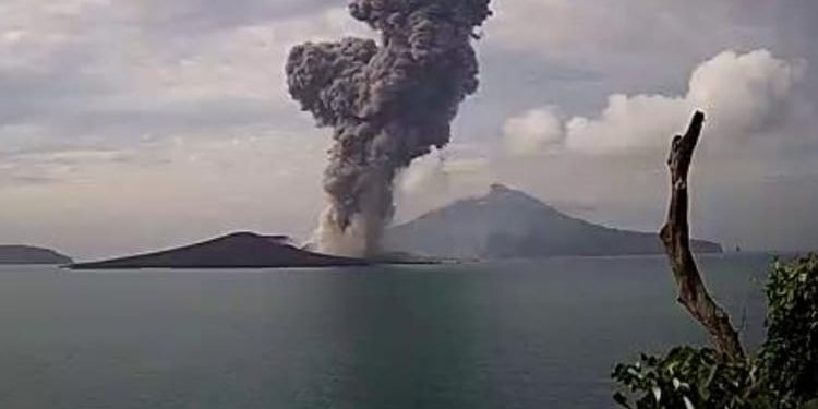 Masyarakat Pesisir dan Nelayan Diimbau Waspadai Erupsi Gunung Anak Krakatau