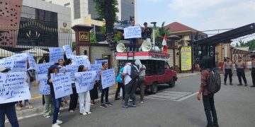 Gelar Aksi, Massa Pendukung Prabowo-Gibran Desak Polri Periksa Wiranto, Agum Gumelar dan Penulis Buku Hitam
