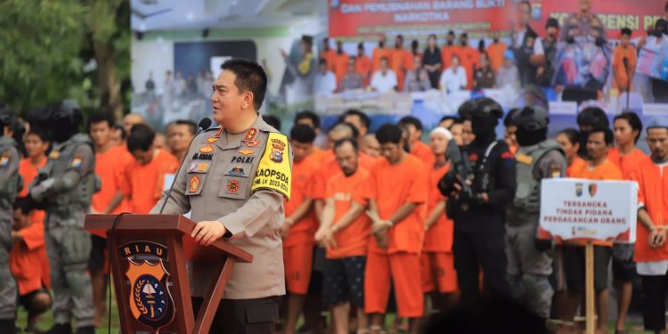Polda Riau Ungkap 18 Ton Beras Bulog Dikemas Ulang Menjadi Premium