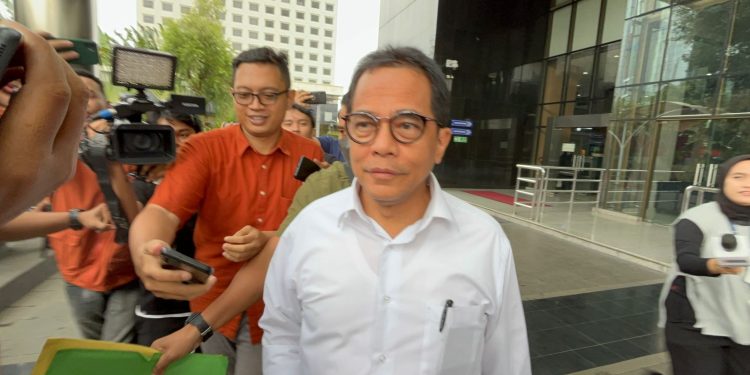 Dicegah ke Luar Negeri, Sekjen DPR Indra Iskandar Bungkam Diperiksa KPK