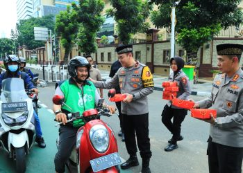Berkah Ramadhan, 4 Jenderal Polri Turun ke Jalan Bagi-bagi Takjil