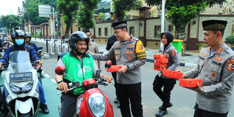 Berkah Ramadhan, 4 Jenderal Polri Turun ke Jalan Bagi-bagi Takjil