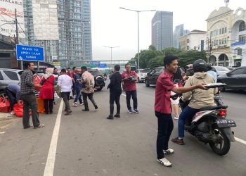 Momentum Ramadhan, Ikadin Jaksel Tebar Seribu Takjil ke Pengendara