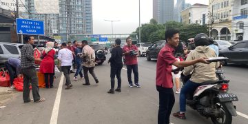 Momentum Ramadhan, Ikadin Jaksel Tebar Seribu Takjil ke Pengendara