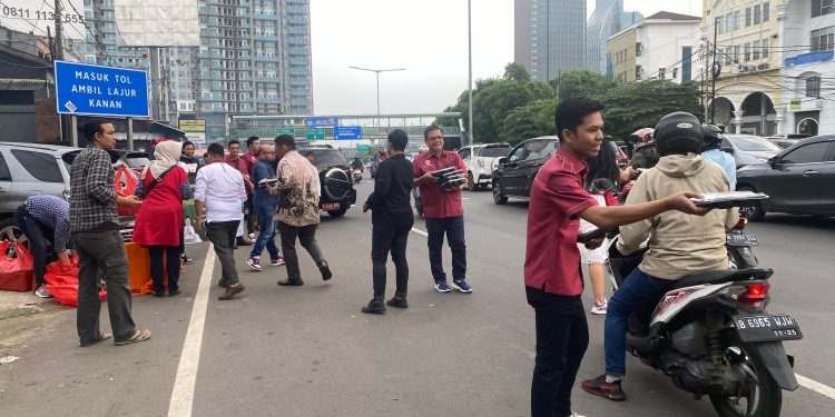 Momentum Ramadhan, Ikadin Jaksel Tebar Seribu Takjil ke Pengendara