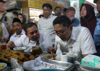Politisi PDIP Ikut Dampingi Cagub Sudaryono Makan di Pasar Kudus