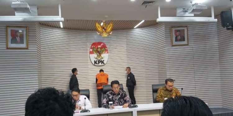 KPK Tahan Bupati Sidoarjo  Usai Diperiksa Sebagai Tersangka