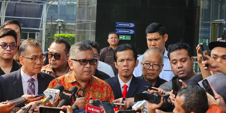 Perdana Diperiksa KPK, Penyidik Langsung Sita HP Sekjen PDIP Hasto Kristiyanto