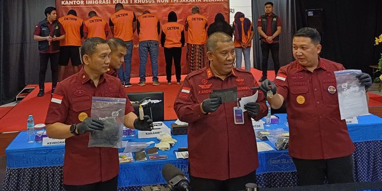 8 WNA Pembuat Dolar Palsu Dibekuk Imigrasi Jaksel, Begini Kronologinya