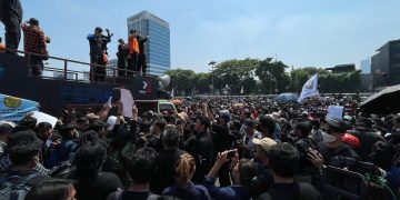 Temui Massa Aksi Tolak Revisi UU Pilkada, Anggota DPR Gerindra dan PPP Dicaci hingga Dilempari Botol