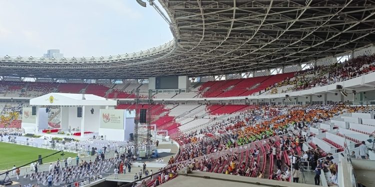 Kenakan Gelang, Jemaat Katolik Ramaikan GBK Demi Ikuti Misa Paus Fransiskus