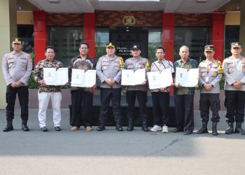 Cegah Tawuran, Bhabinkamtibmas dan Warga Ragunan Diganjar Penghargaan Kapolres Jaksel