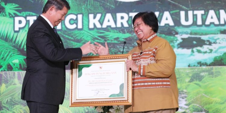 Penghargaan dari Menteri Siti Nurbaya, Hashim: Konsesi Hutan Berperan Nyata dalam Perubahan Iklim