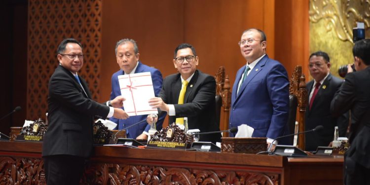 Mendagri Angkat Topi DPR Sahkan UU Daerah Khusus Jakarta