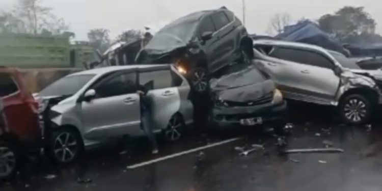 Kecelakaan Karambol di Tol Cipularang Makan Korban Jiwa dan Luka, Kendaraan Ringsek Bertumpuk