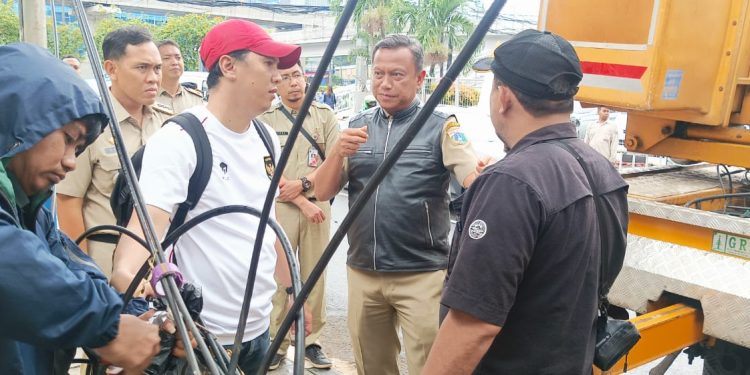 Berpotensi Membahayakan Pengguna Jalan, Pemkot Jaksel Rapikan Ribuan Meter Kabel Semrawut