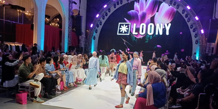Peringati Kiprah ke-17 Tahun, Loony Gandeng Seniman Lokal dan Gelar Fashion Show Kenalkan 3 Koleksi Baru