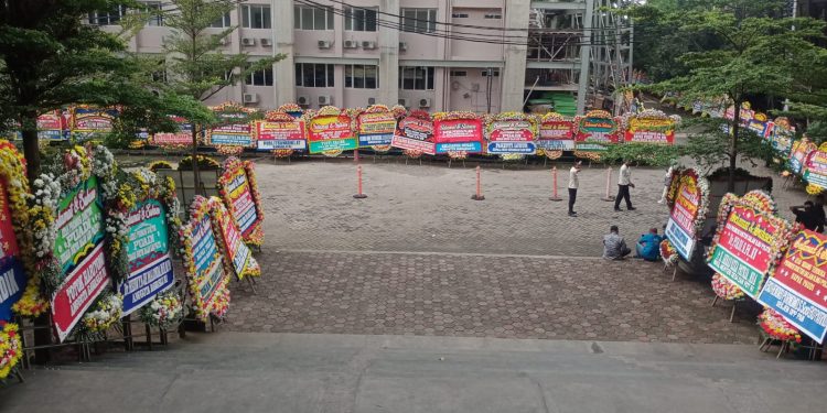 Karangan Bunga Ucapan Selamat dan Sukses Hiasi Pengukuhan Puadi sebagai Doktor