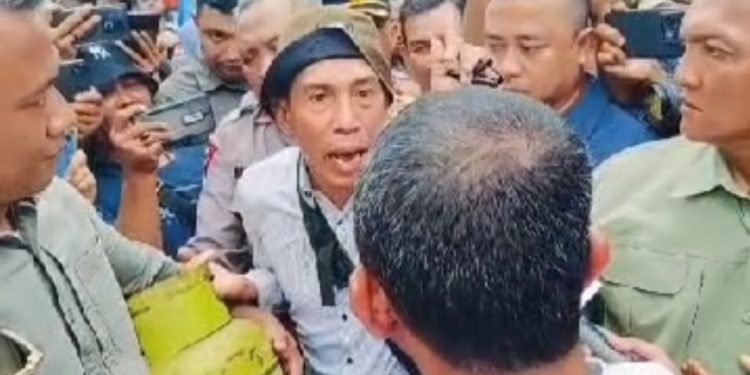 Viral Menteri Bahlil Jadi “Bulan-bulanan” Warga Buntut Gas Langka: Anak Kami Lapar, Butuh Makan!
